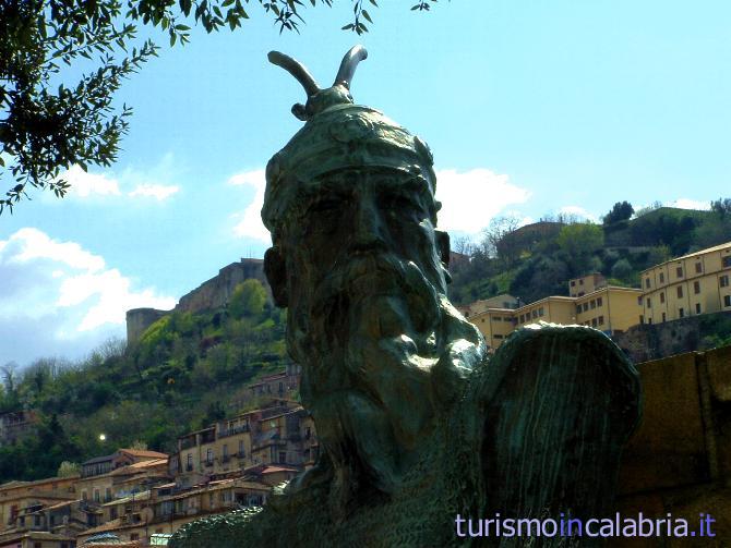 Busto di Skanderbeg a Cosenza, alle spalle Cosenza Vecchia e il suo Castello Svevo